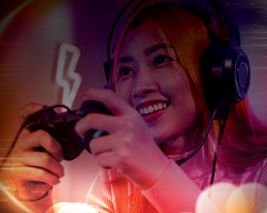 Personne regardant joyeusement le score d’un jeu vidéo