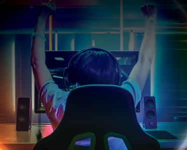 Persona che festeggia dopo aver giocato a un videogioco