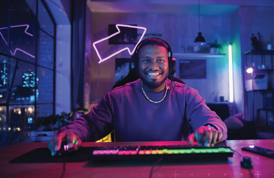 personne jouant à des jeux vidéo sur un PC dernier cri