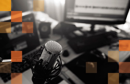 un microphone en train d'enregistrer dans un studio